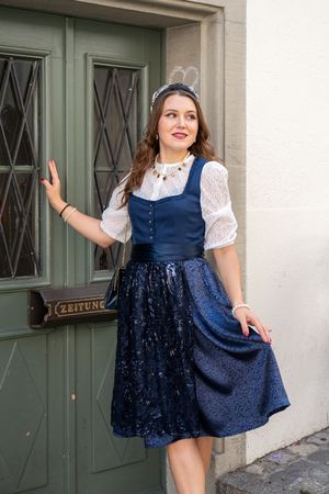 Dirndl Kleid dunkelblau mit weisser Bluse Grösse S 