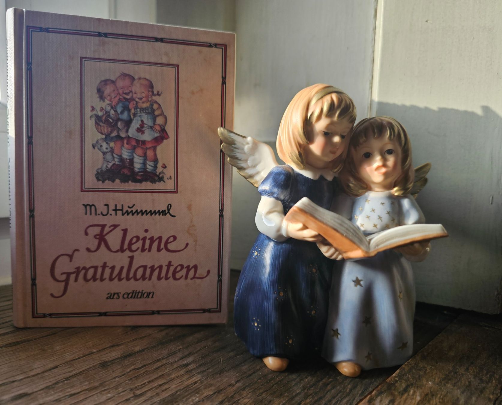 Hummel Statuette: Goebel Hummel Engel Duo mit Buch – Usato da Pfyn venduto da Allround-Stephan
