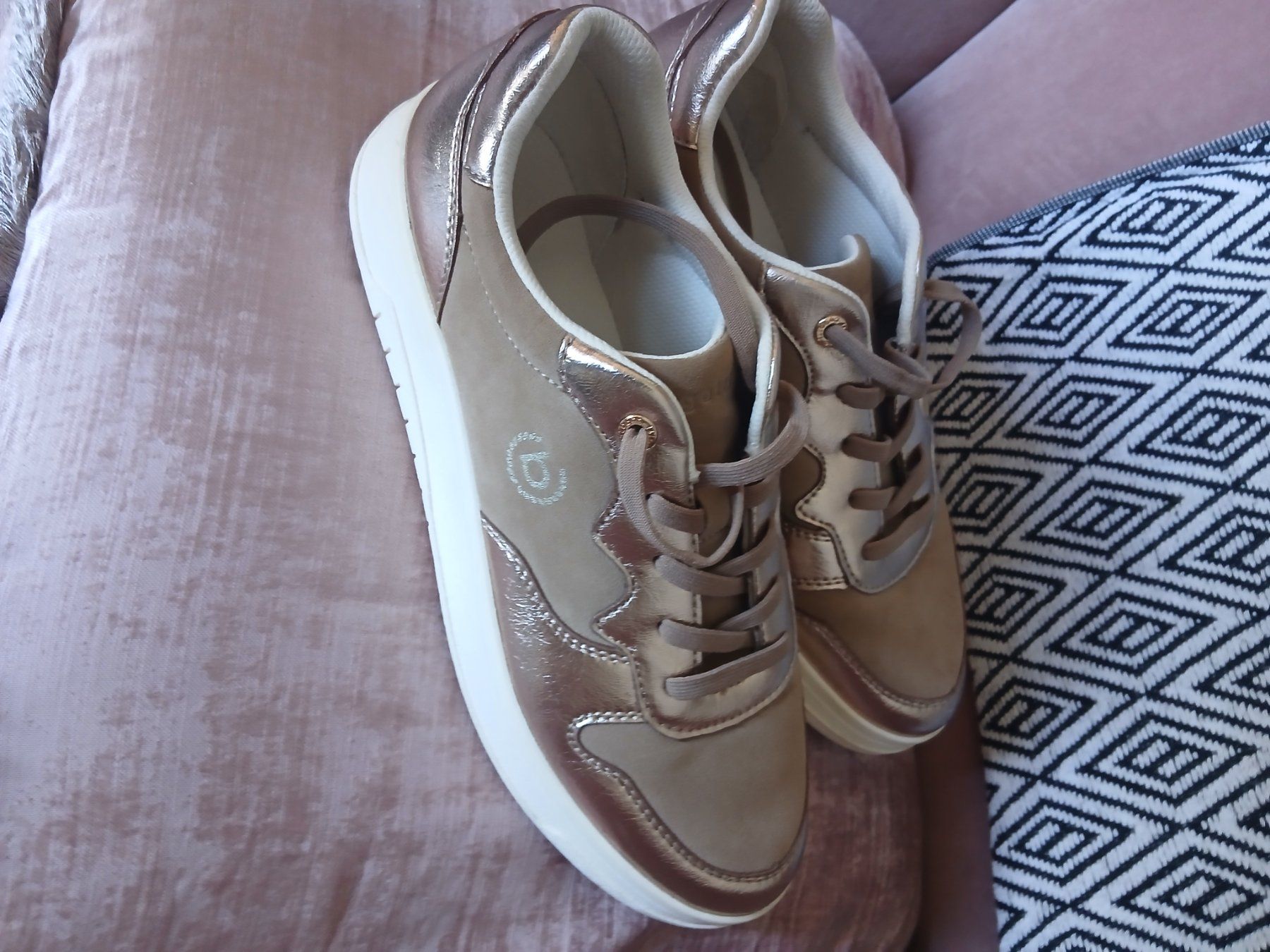 Bugatti Scarpe da donna: Bugatti Sneaker Gr 39 wie neu – Usato da Brütten venduto da ver_jql7 2