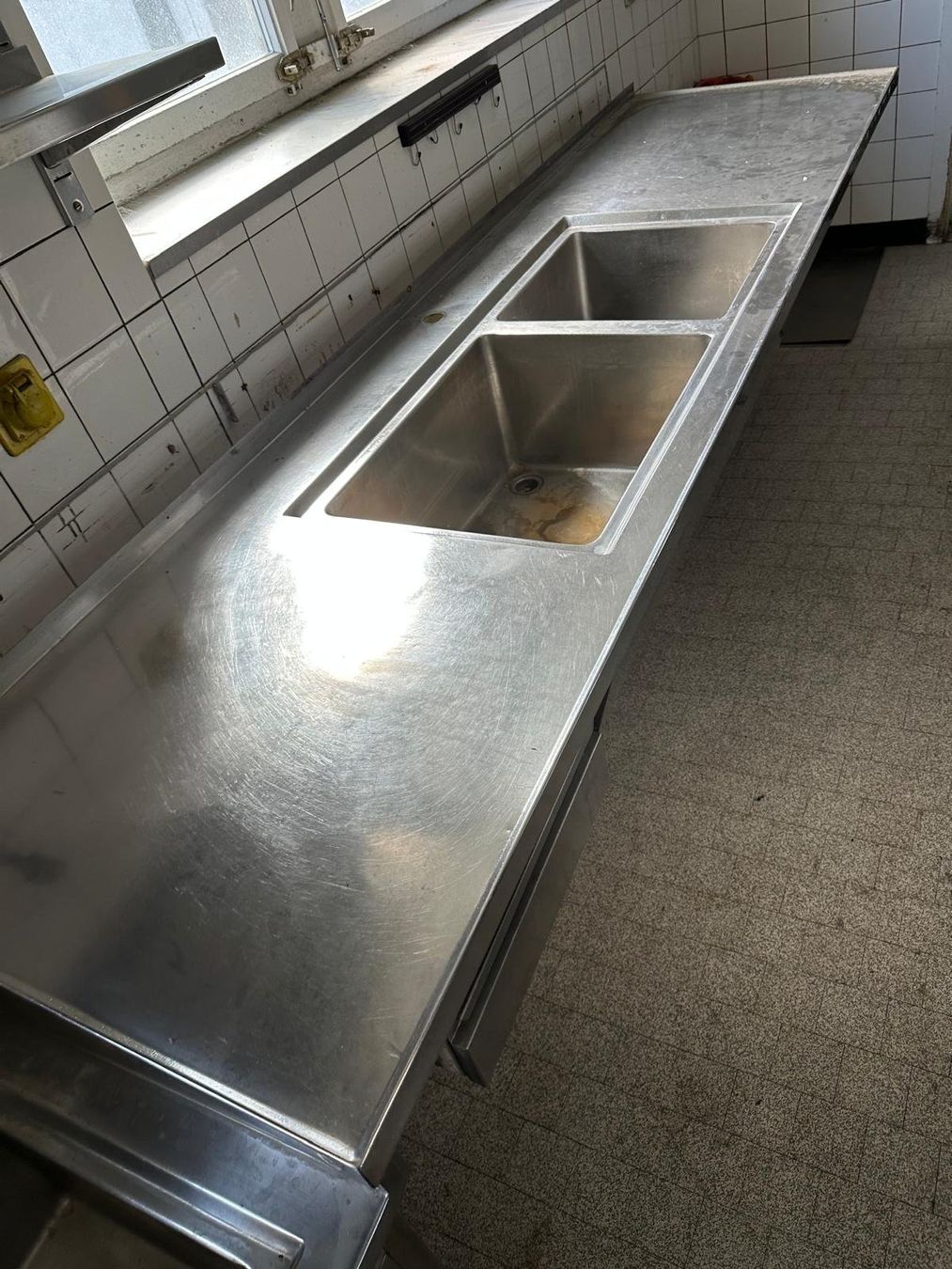 Spülbecken & Waschbecken: Gastro Spühltisch – Gebraucht aus Spreitenbach von Space_X 2
