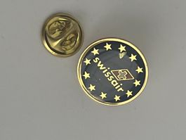 Swissair Pin mit Sternenkranz und Swissair Logo.