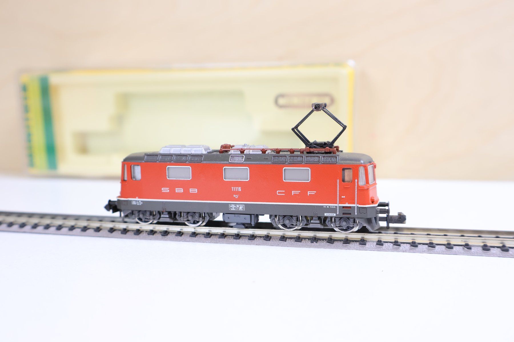 Trix Modelleisenbahnen: Minitrix SBB "Rot" Re 4/4 E-Lok Spur N - Top Modell – Gebraucht aus Winterthur von Monstera 6