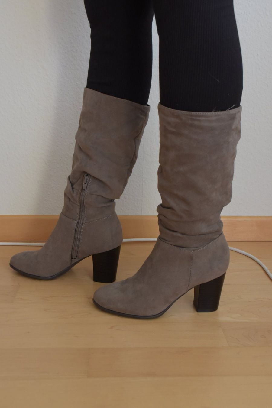 Scarpe da donna: Wildleder-Stiefel, Grösse 37, grau – Usato da Kilchberg ZH venduto da bluessolo