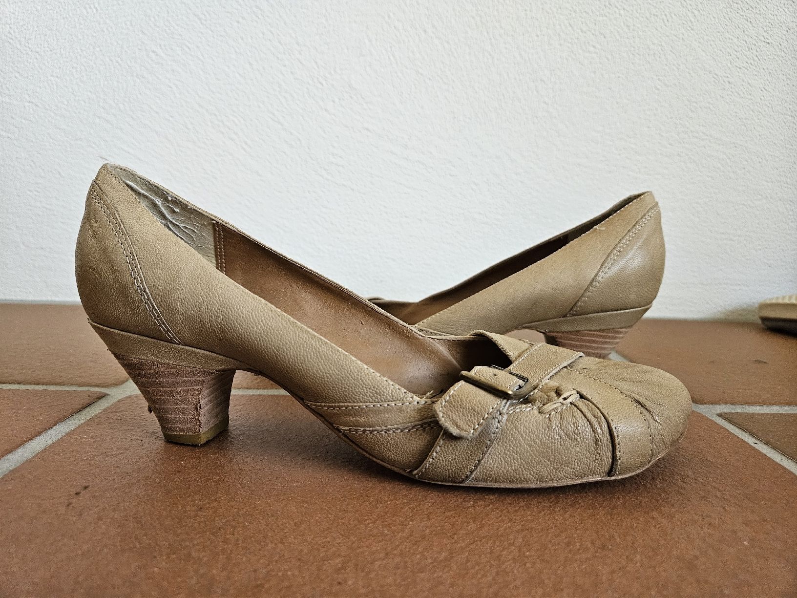 Globus Scarpe da donna: Globus Pumps Leder beige Gr. 40  – Usato da Eschenbach SG venduto da MarThu 1