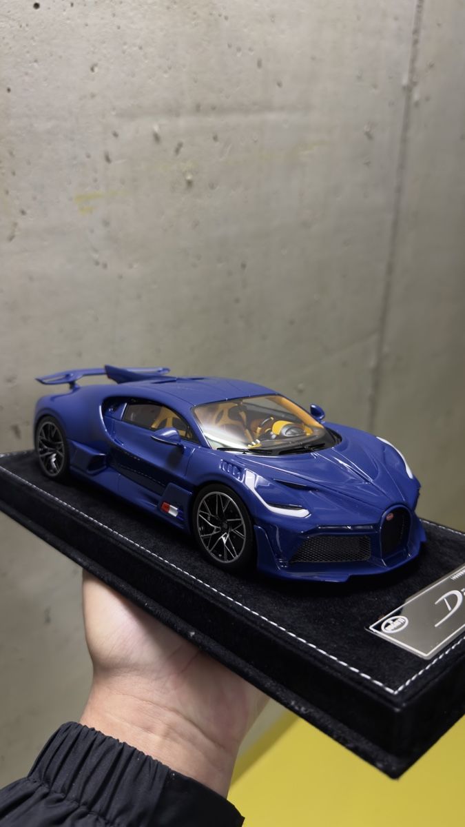 Bugatti Modellini d'auto: Henson&Heaven Bugatti Divo 1:18 blau carbon – Nuovo (secondo la descrizione) da Möhlin venduto da MRCLCollection