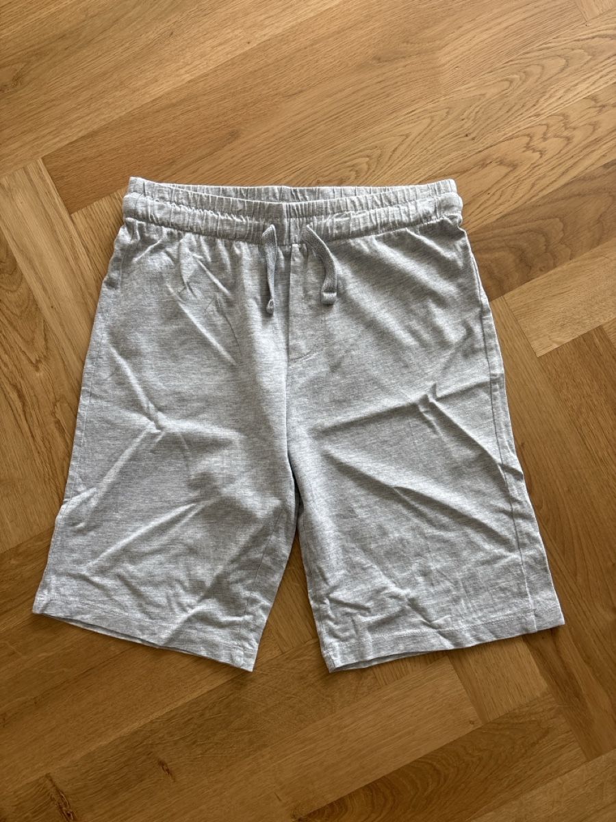 Hosen: Kurze Sweathose, Grösse 152 – Gebraucht aus Wohlen AG von Michi761