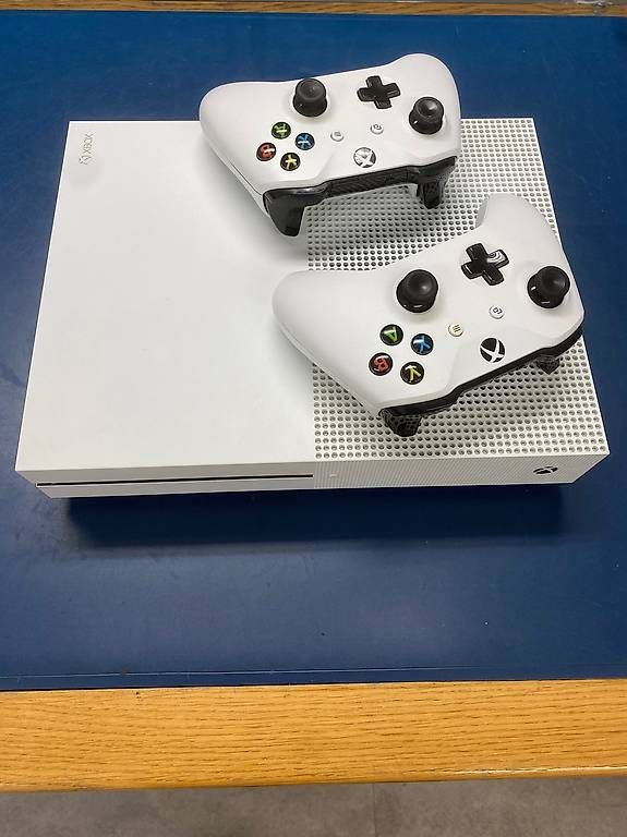 Microsoft Console: Xbox One S inklusive 2 Controller – Usato da Schaffhausen venduto da Galleria13_Brocki_SH