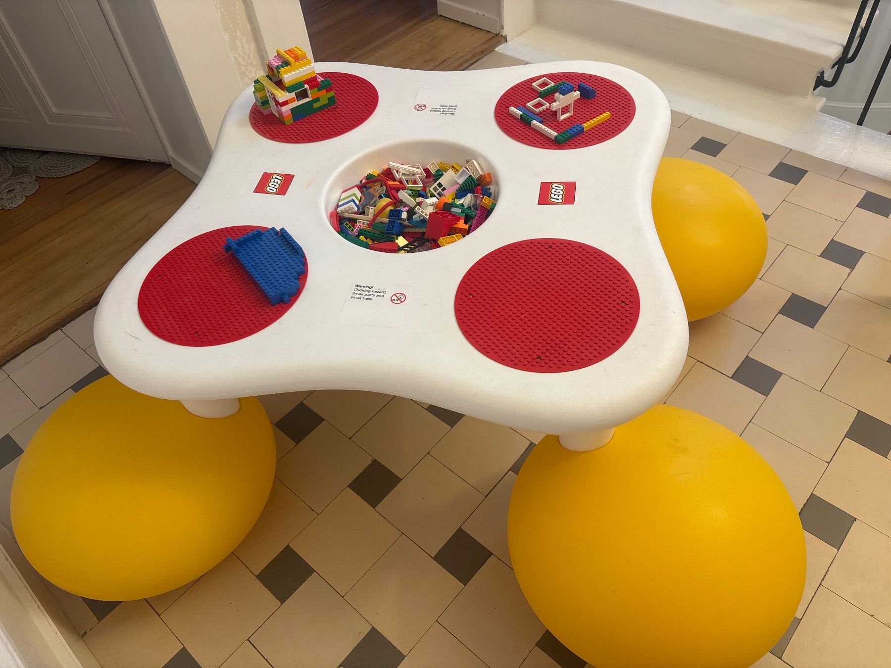 Lego Jeux de construction: Table lego avec 4 petits sièges intégrés – D'occasion à Lausanne par dju_ggx6 1