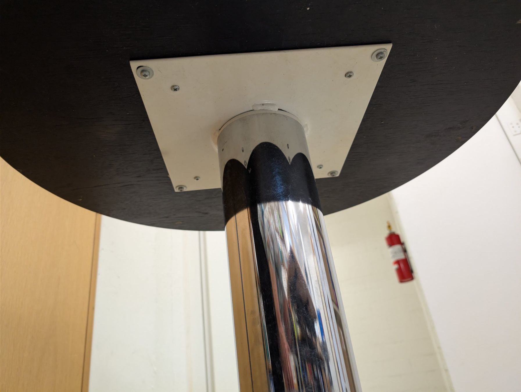 Tavoli: runder schwarzer Tisch mit Metallbein - u./Ref:BVT02 – Usato da Zürich venduto da ecologicaldev 2
