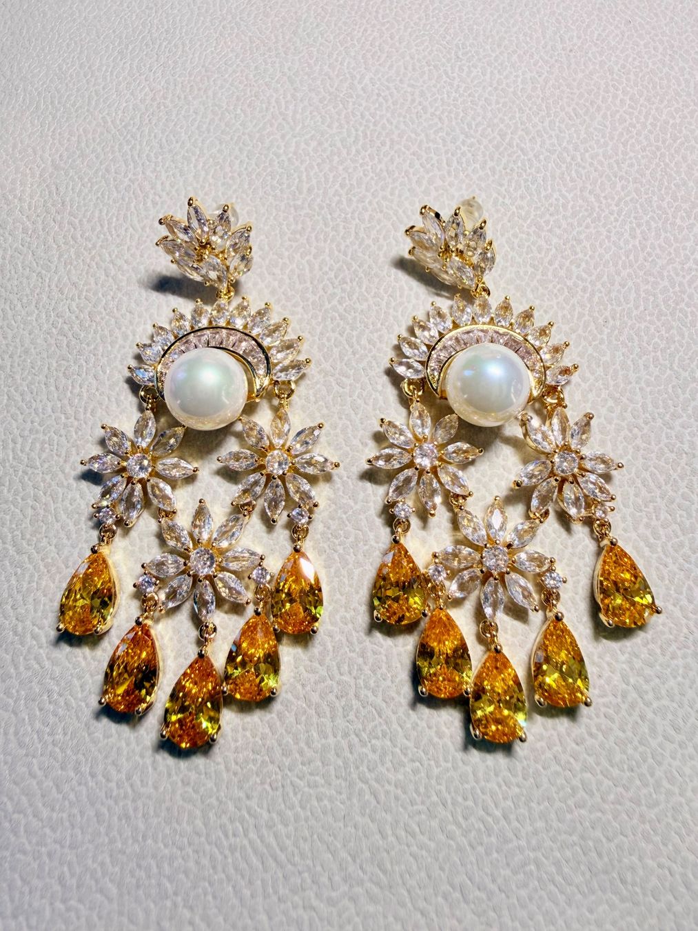 Orecchini pendenti & Orecchini a lobo: Boucles d'oreilles Jaune Romantique – Nuovo e nell'imballaggio originale da St-Maurice venduto da Sandrinette123 3