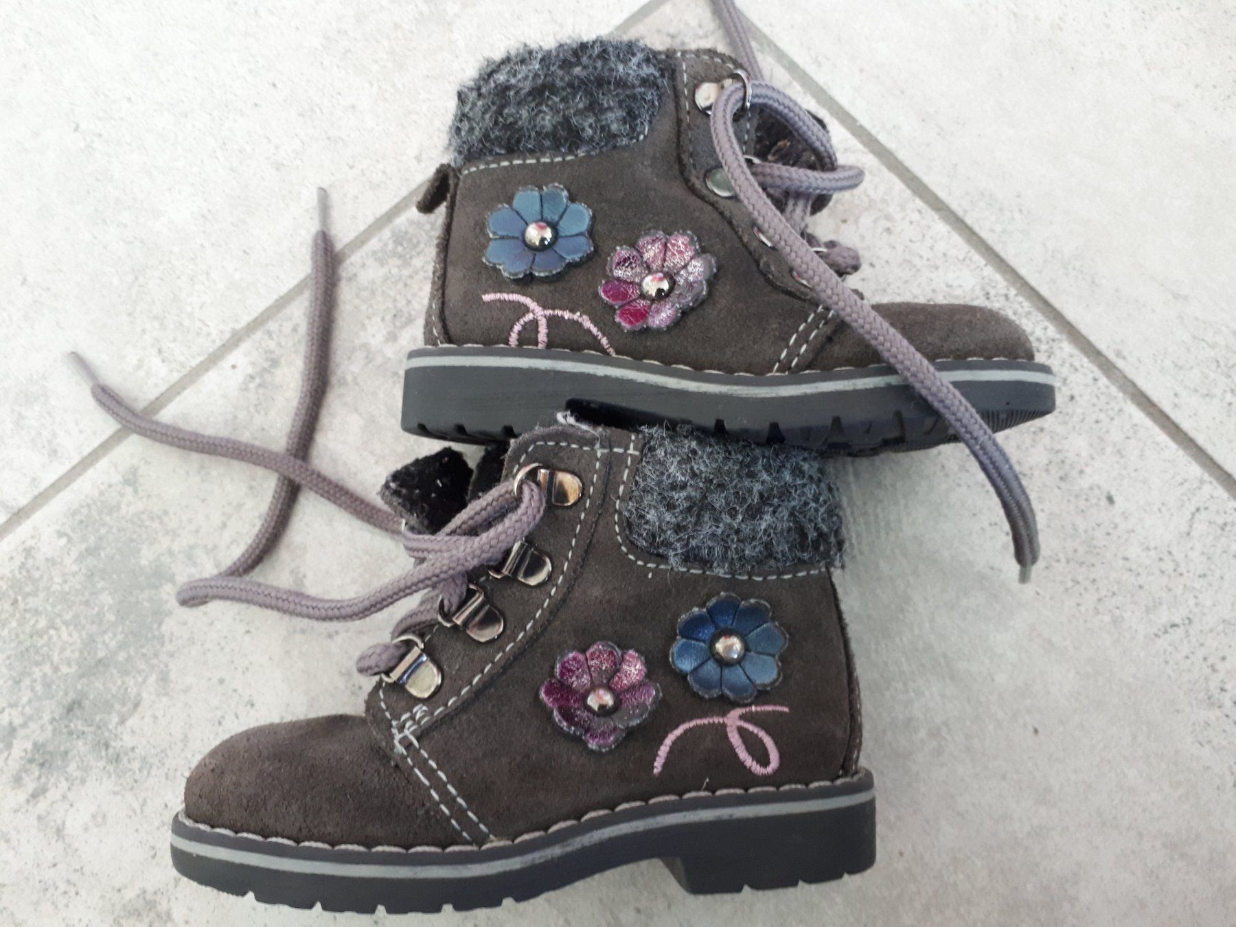 Schuhe für Mädchen: Chaussures bébé taille 19 – Gebraucht aus Le Noirmont von Guiguiguette 4