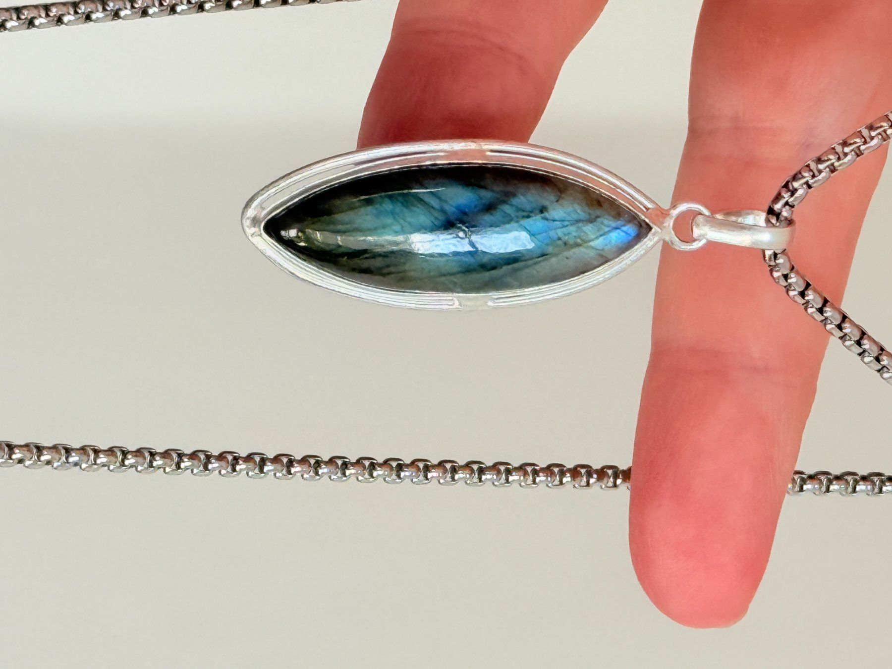 Catenine: Collier Labradorite neuf - Pierre de lune rare – Nuovo e nell'imballaggio originale da Genève venduto da AGBERG 8