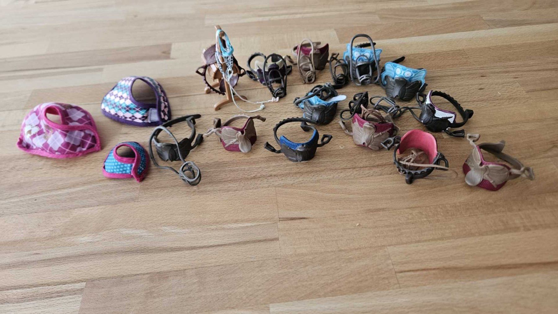 Schleich Spielzeuge: Schleich Pferdesättel – Gebraucht aus Gossau SG von Daufli