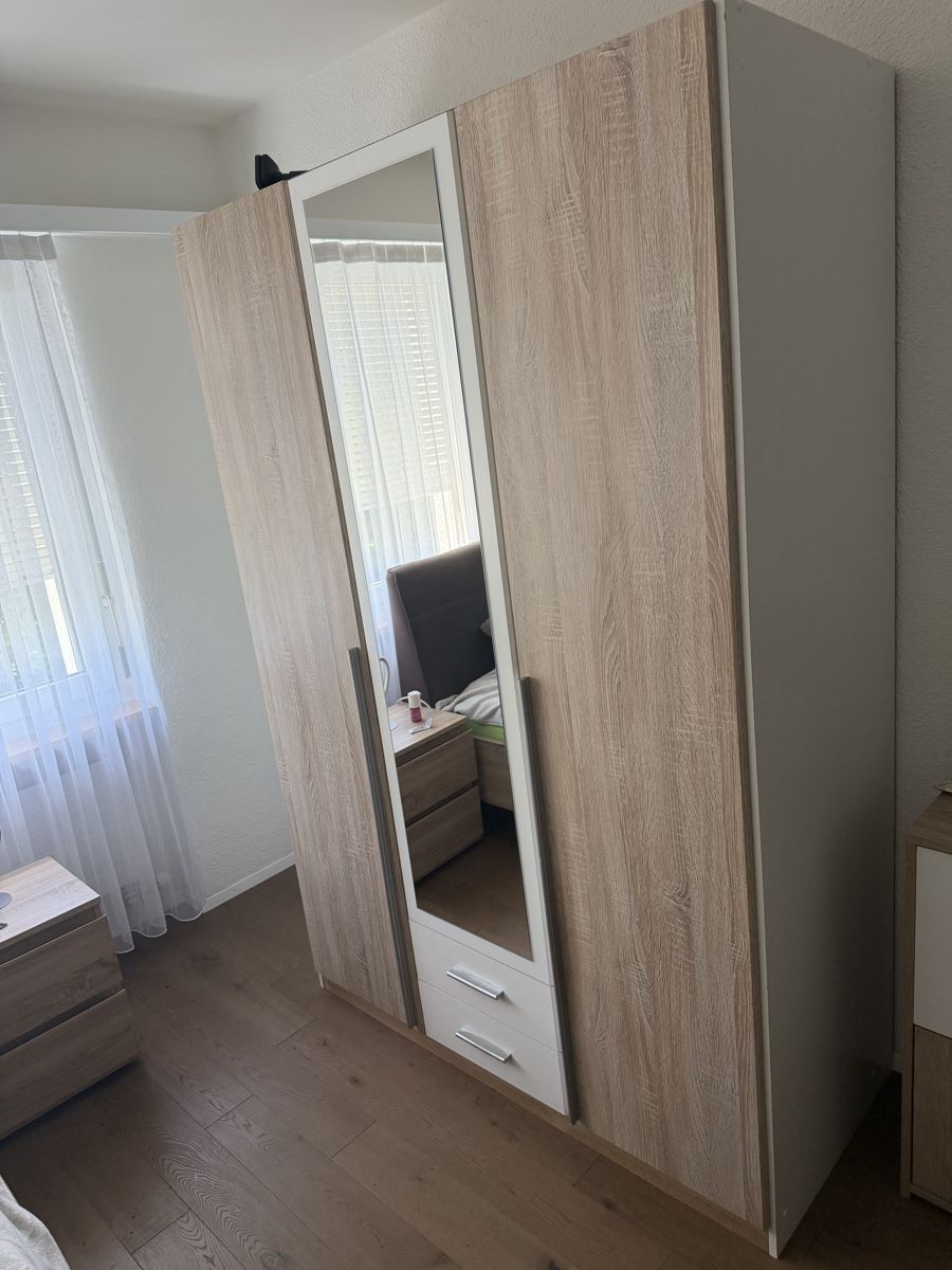 Guardaroba: Schöner Kleiderschrank mit Spiegel – Usato da Eglisau venduto da jus_fzc2