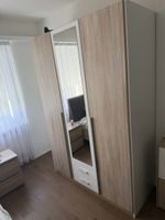 Schöner Kleiderschrank mit Spiegel