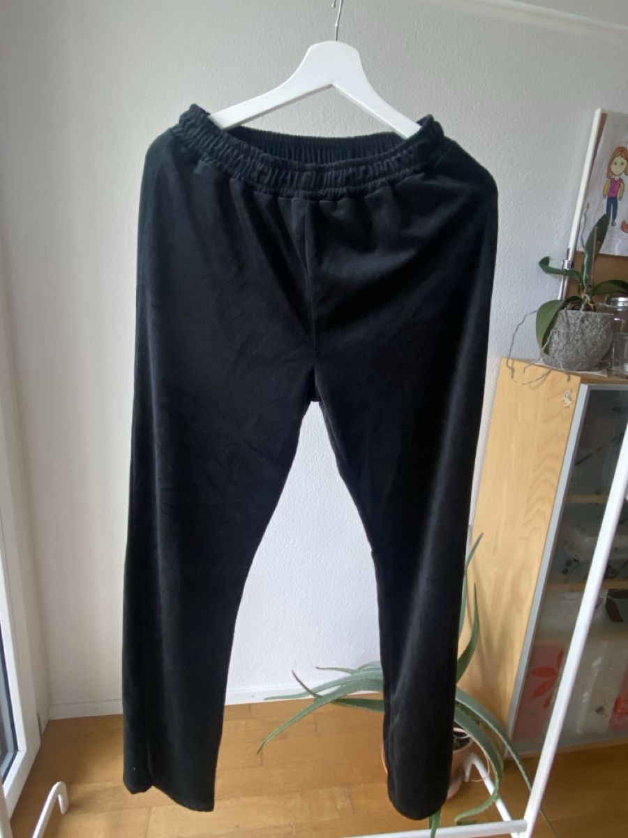 Pantalons: Schwarze Samthose mit Gummibund Gr. 34/36 – D'occasion à Muensingen par drleevsy