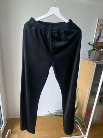 Schwarze Samthose mit Gummibund Gr. 34/36
