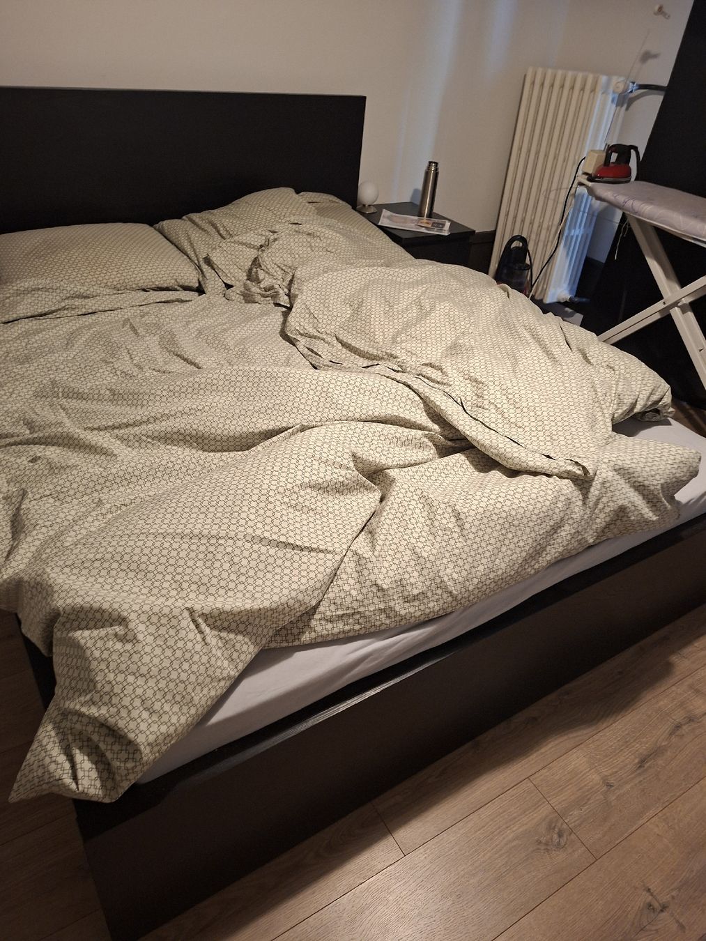 Ikea Letti: lit + deux table de nuit – Usato da La Chaux-de-Fonds venduto da Garfieldge