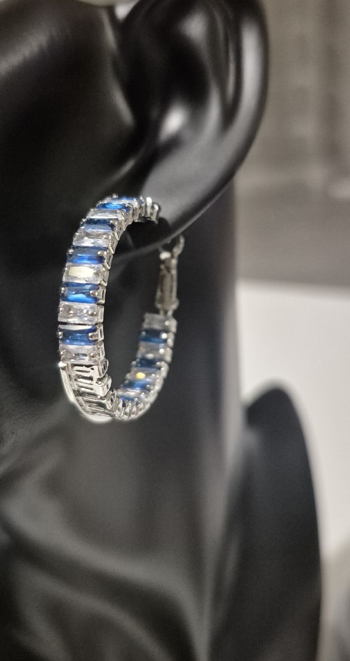 Boucles d'oreille: Orecchini a cerchio con zirconi blu e bianchi argento – Neuf (Voir description) à Giubiasco par Stefaniav 2