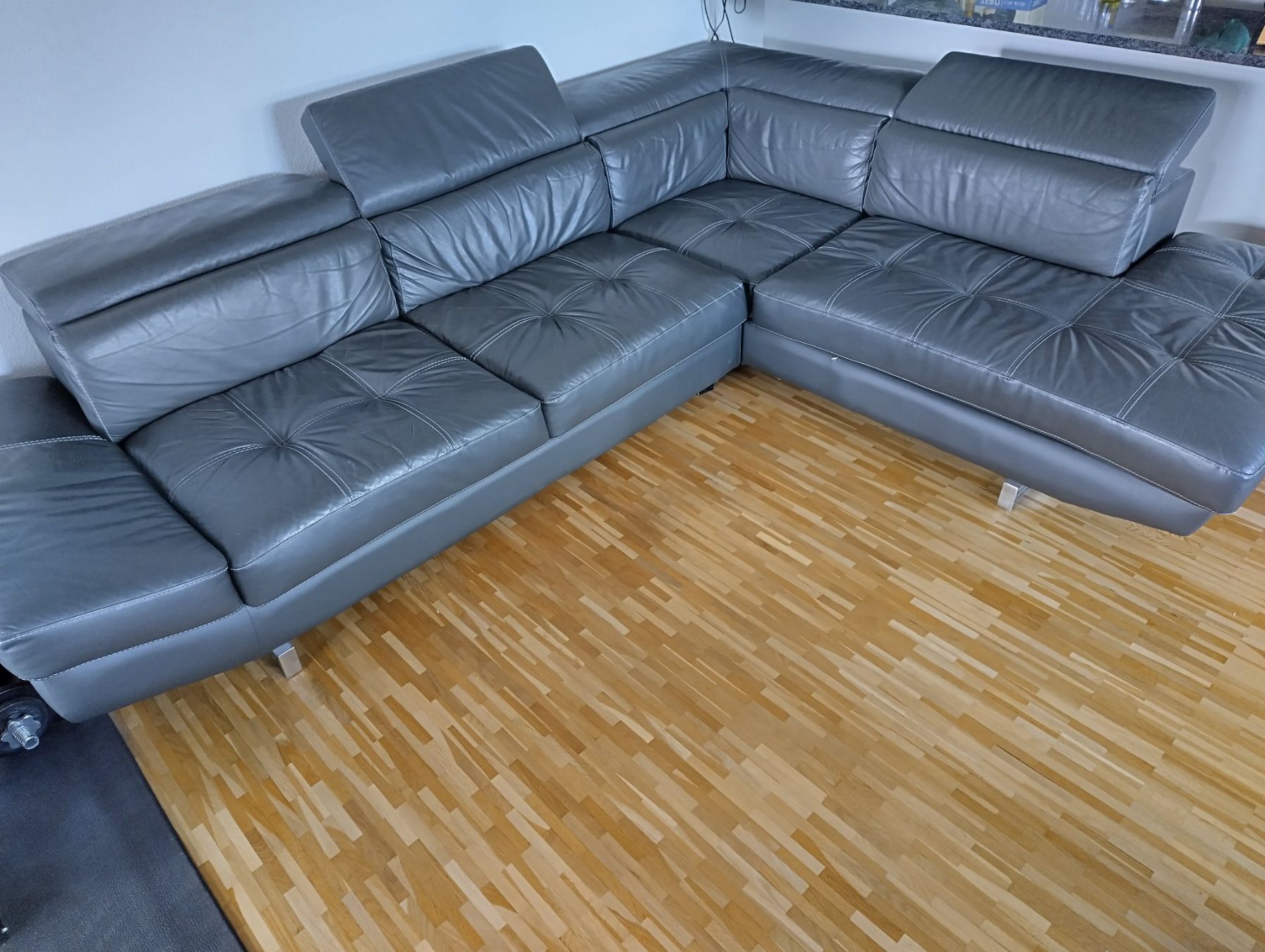 Sofas: Ecksofa Lederoptik grau verstellbare Kopfstützen – D'occasion à Langnau b. Reiden par Vanbourght