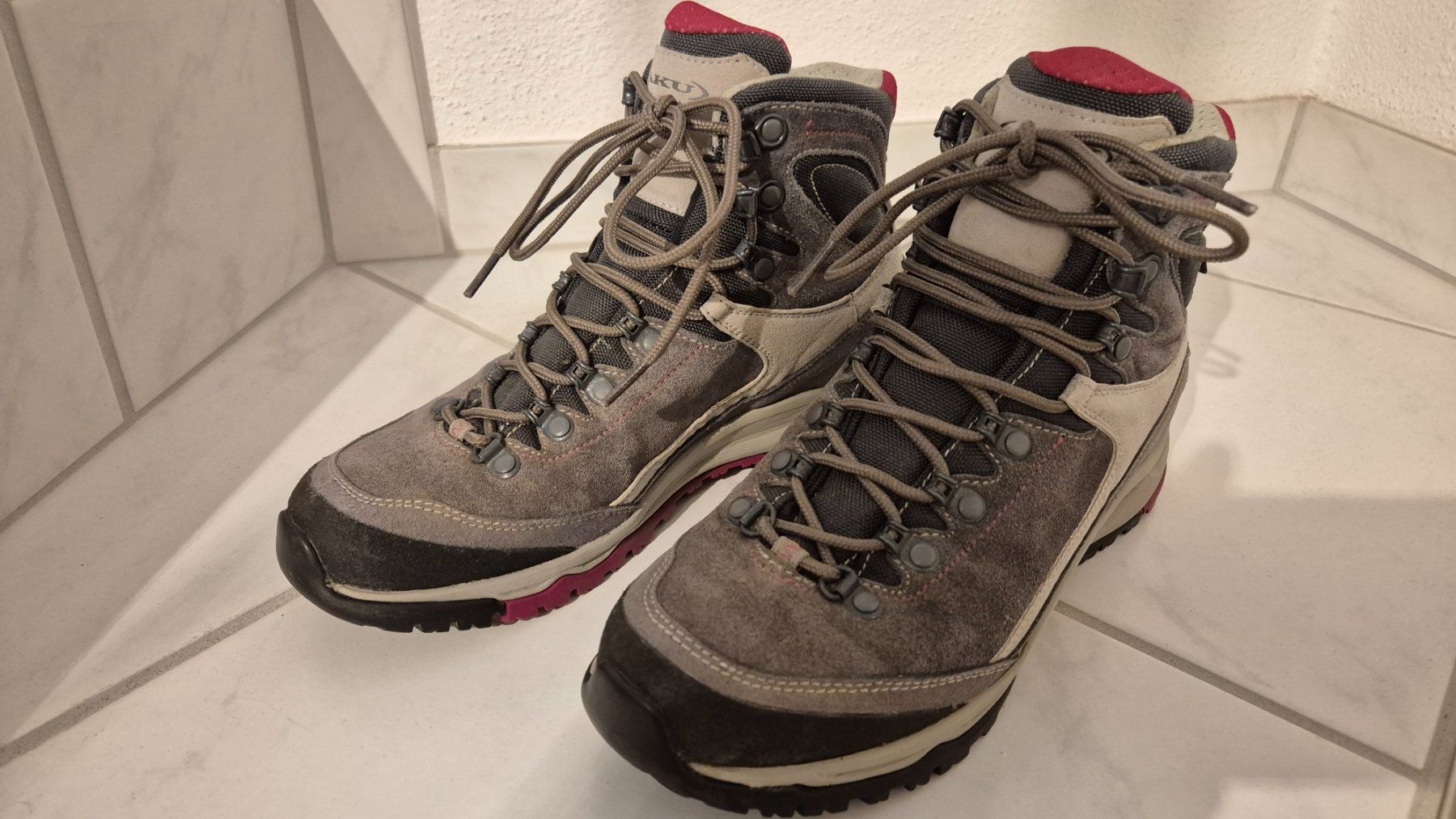 Aku Scarpe da donna: AKU Wanderschuhe Grösse 38 – Usato da Ossingen venduto da Cstrauss68