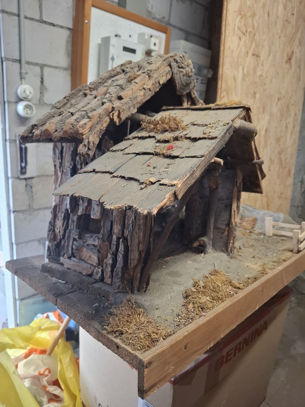 Toutes les décorations: Weihnachtskrippe aus Holz mit Rinde, handgefertigt, gebrauch – D'occasion à Oberegg par Mainecoonvonguisan 1