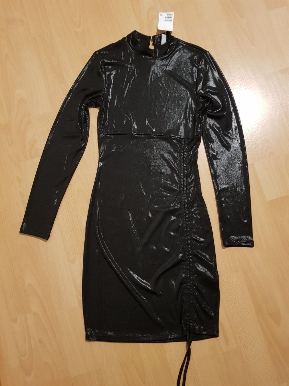 H&M Kleider: Schimmerendes schwarzes Kleid von H&M – Neu und originalverpackt aus St. Gallen von 1811123