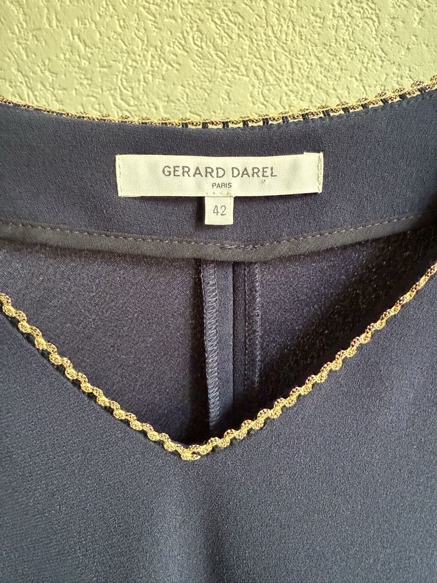 Gérard Darel Vestiti: Robe bleu marine liseré doré Gérard Darel, t.42 – Usato da Tavannes venduto da Thriftshop 5
