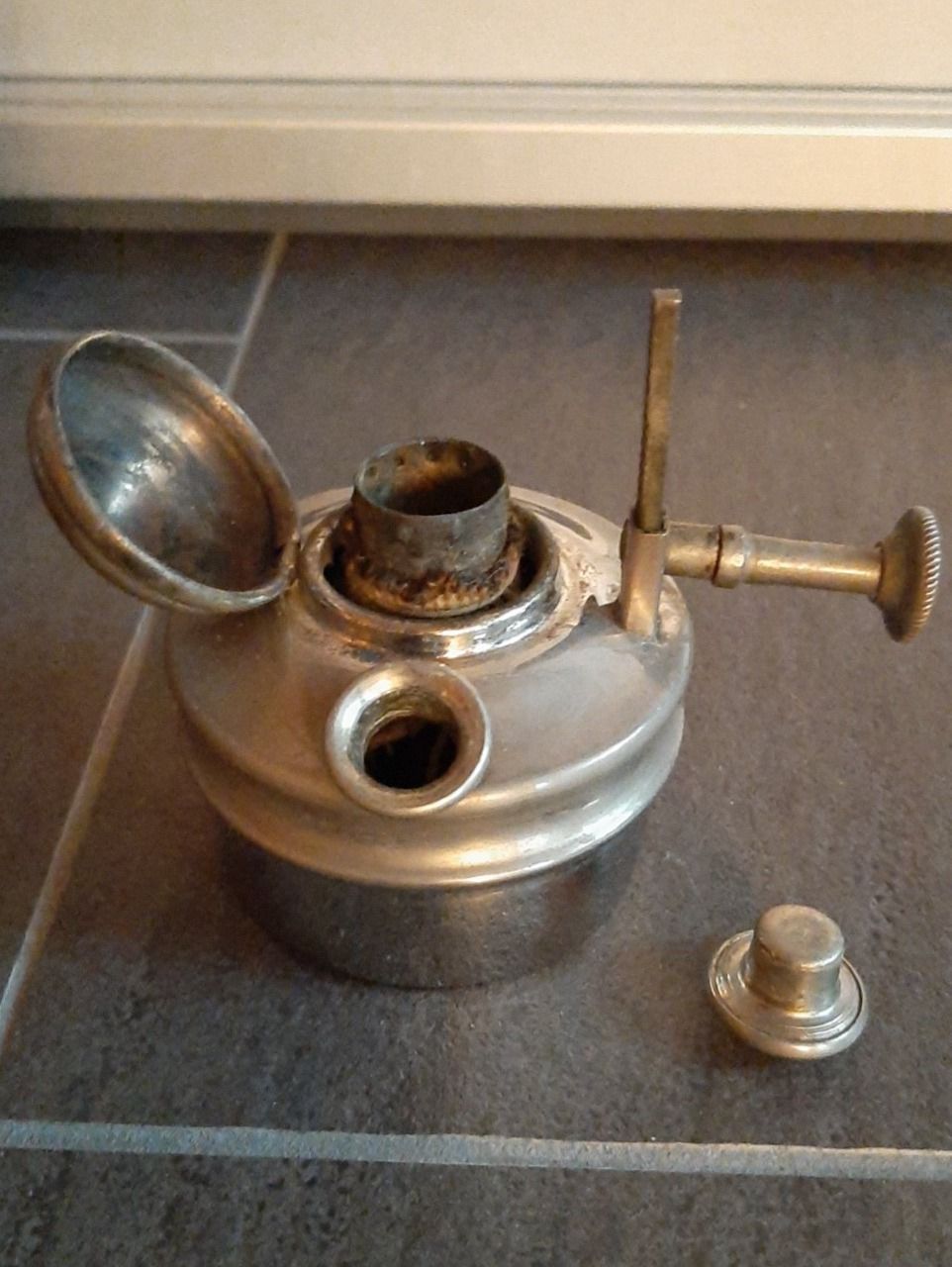 Wasserkocher: Sehralter Kerosin-Tee-Wasserkocher. – Gebraucht aus Buchs AG von Cuescu 5