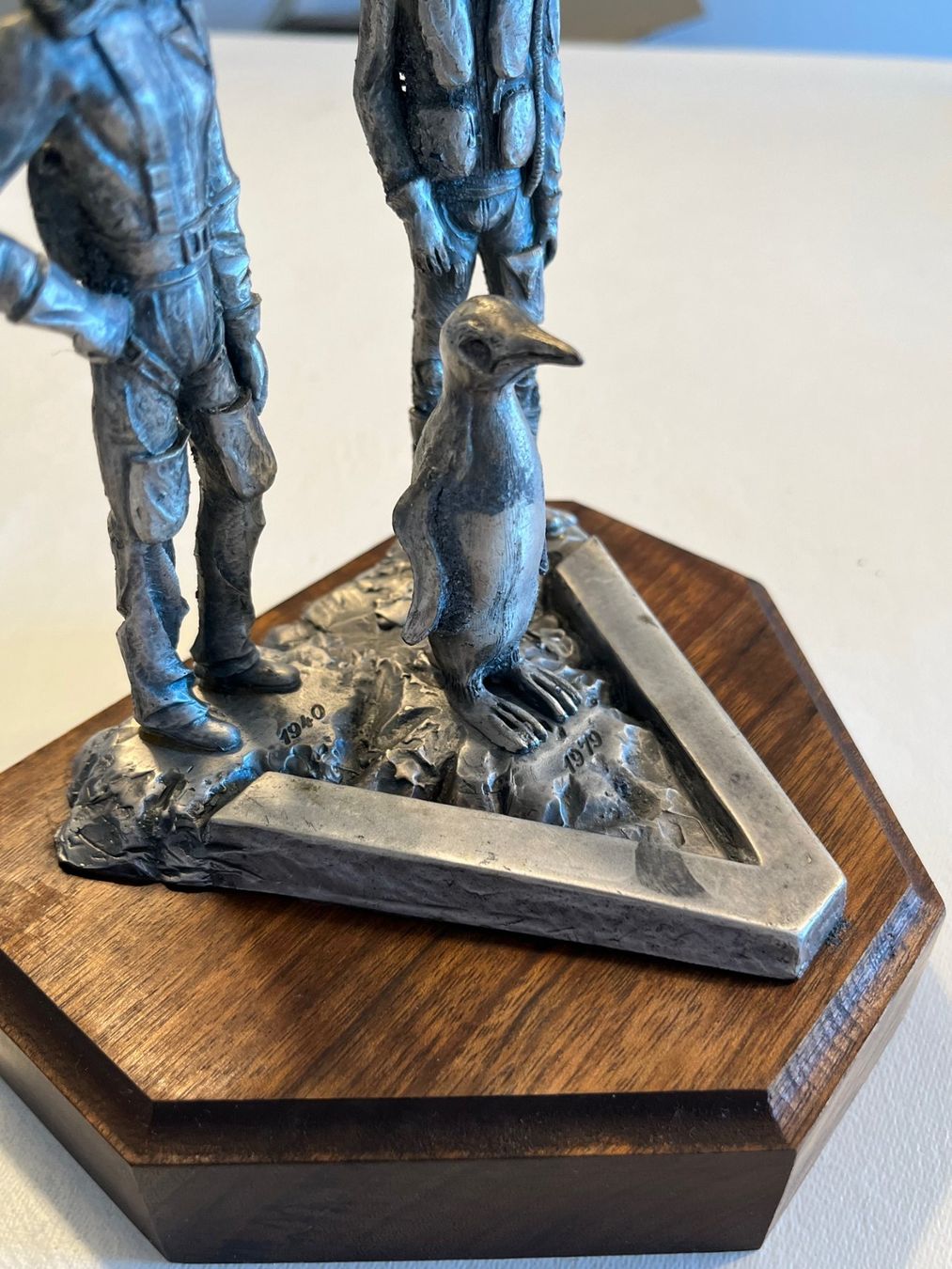 Sculpture en étain argenté "Les Malouines" (M. Ricker) (Gebraucht) in — free download