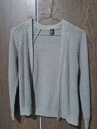 Cardigan gris en tricot avec lurex / Graue Strickjacke