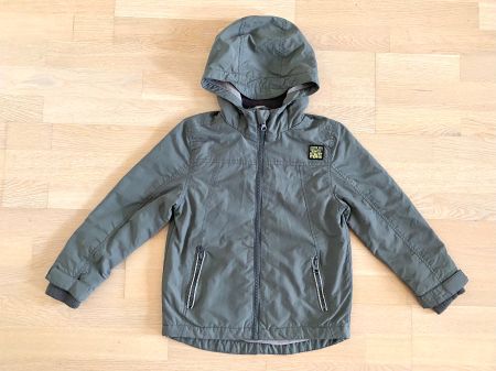 Leichte Jacke für Jungs. Windjacke Gr. 122, für 6-7 Jahre.