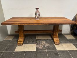 Massiver Holztisch