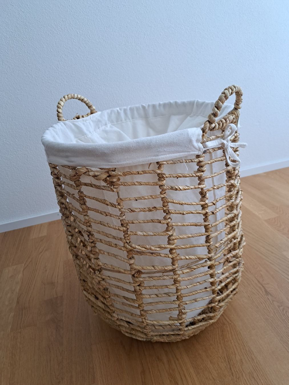 Livique Cesti per biancheria: Einzelner grosser Wäschekorb Skandistyle Bast – Usato da Liestal venduto da yas_c9yg