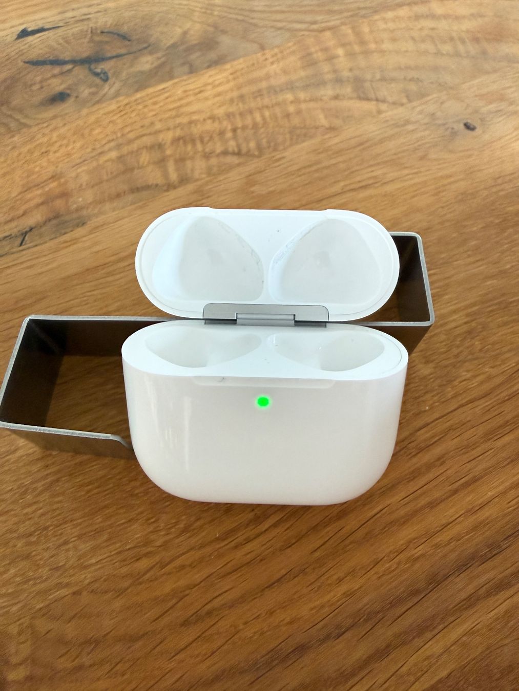 Apple Cuffie: APPLE AirPods 4 Charging Case ANC – Usato da Lausanne venduto da Nine1982
