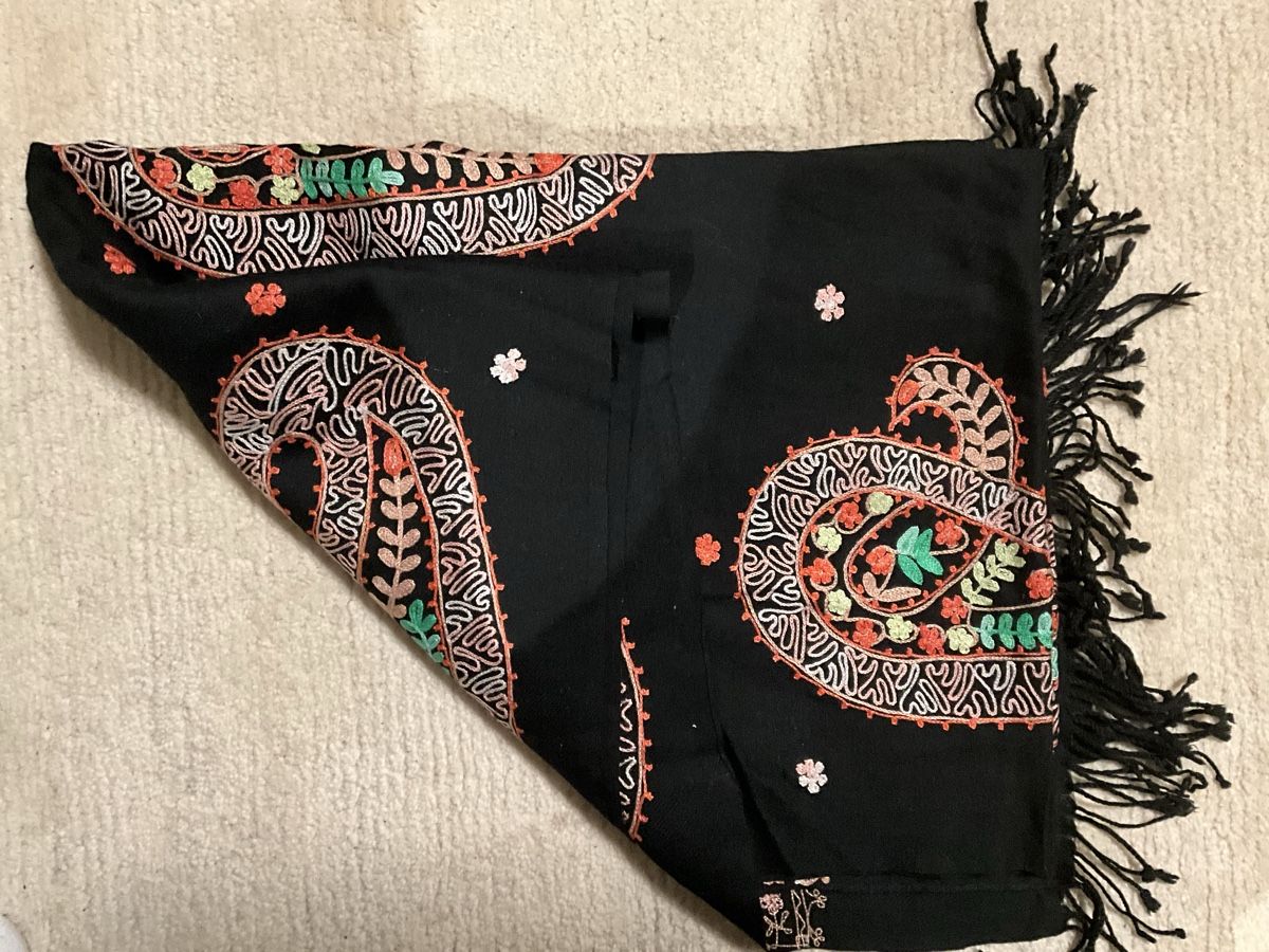 Foulard & Sciarpe: Warmer Schal, Schwarz mit Muster, Top Zustand – Nuovo (secondo la descrizione) da Bülach venduto da noe_zsg8 1