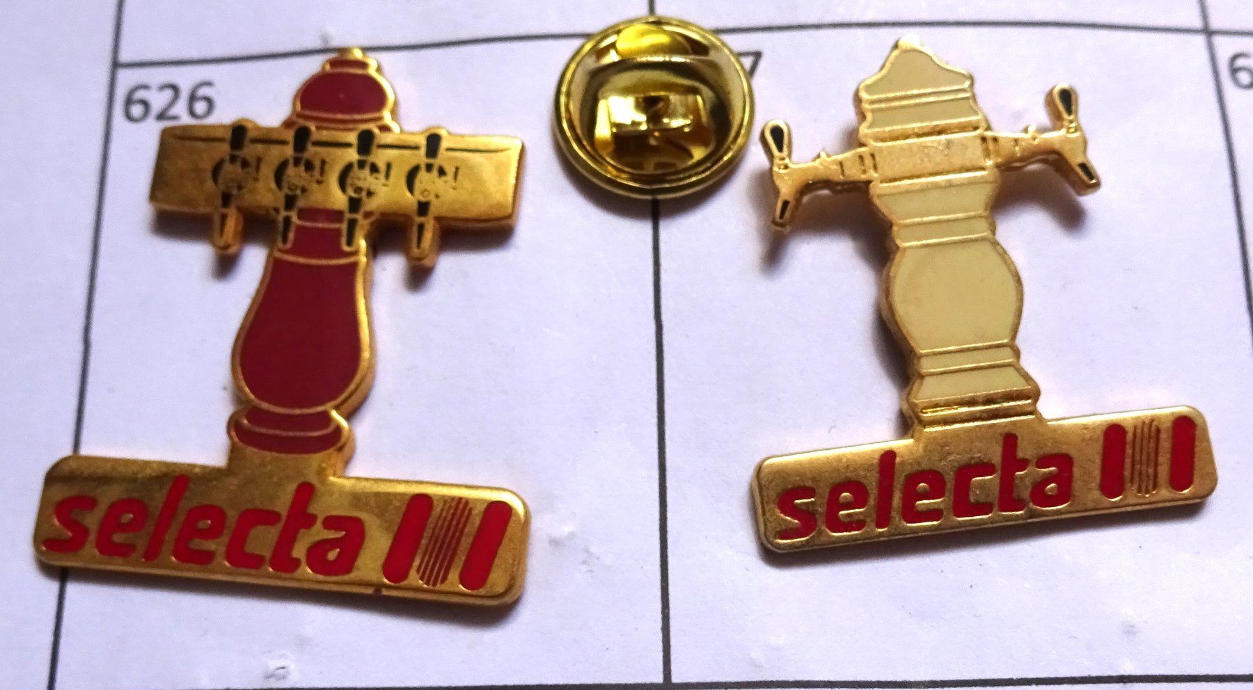 Placchette & Badge: 2 Pin SELECTA  Bier Hahnen – Usato da Utzenstorf venduto da BUtter81