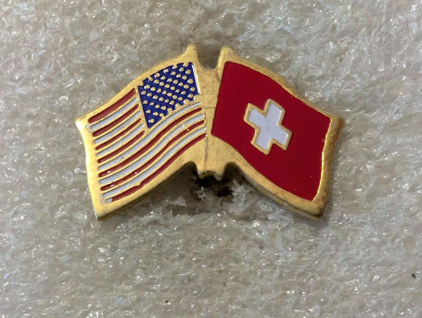 Plaketten & Abzeichen: Anstecknadel 185: Flaggen Schweiz & USA – Gebraucht aus Oppligen von Pin-Fall-Shop