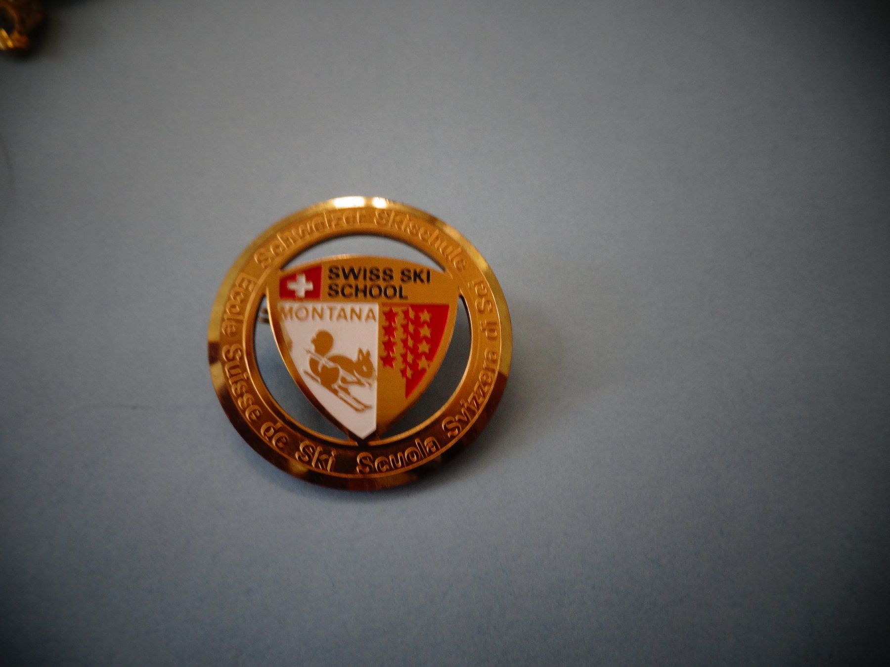 Swiss Placchette & Badge: Anstecker Swiss Ski School Montana – Usato da Neerach venduto da jenny062