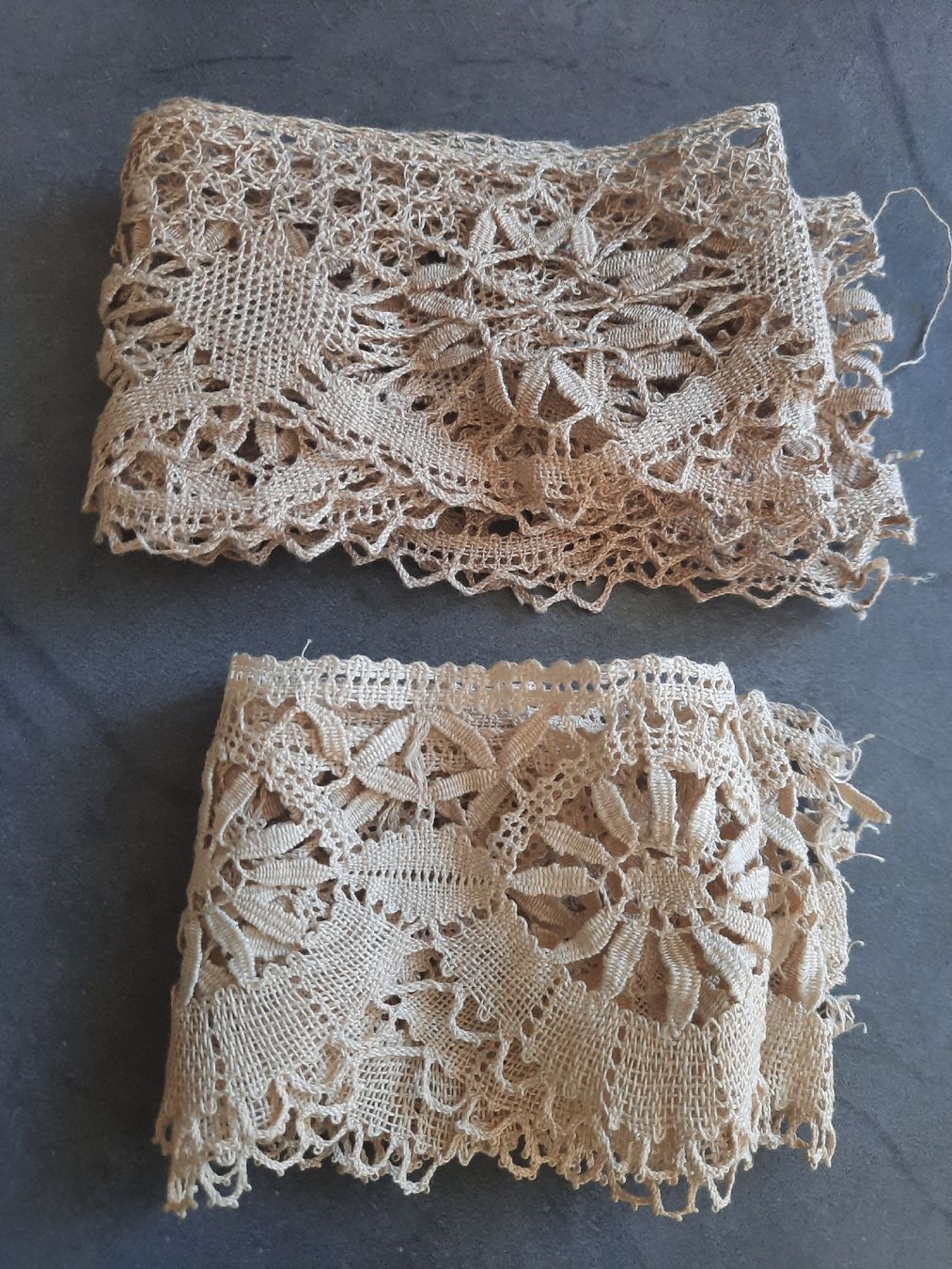 Stoffe: 2 X larges DENTELLES, faites à la main – Gebraucht aus Le Locle von marylise01 2