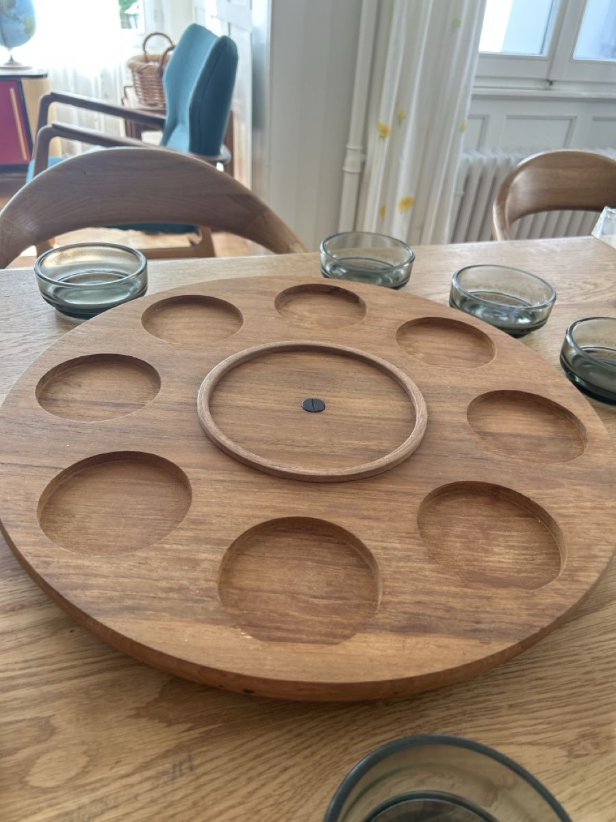 Piatti di portata: Danish Design Mid Century Rauchglas drehendes Holztablett – Usato da Herisau venduto da Renee30 2