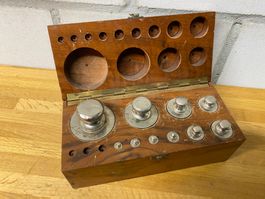 Gewichtssteine in Holzbox
