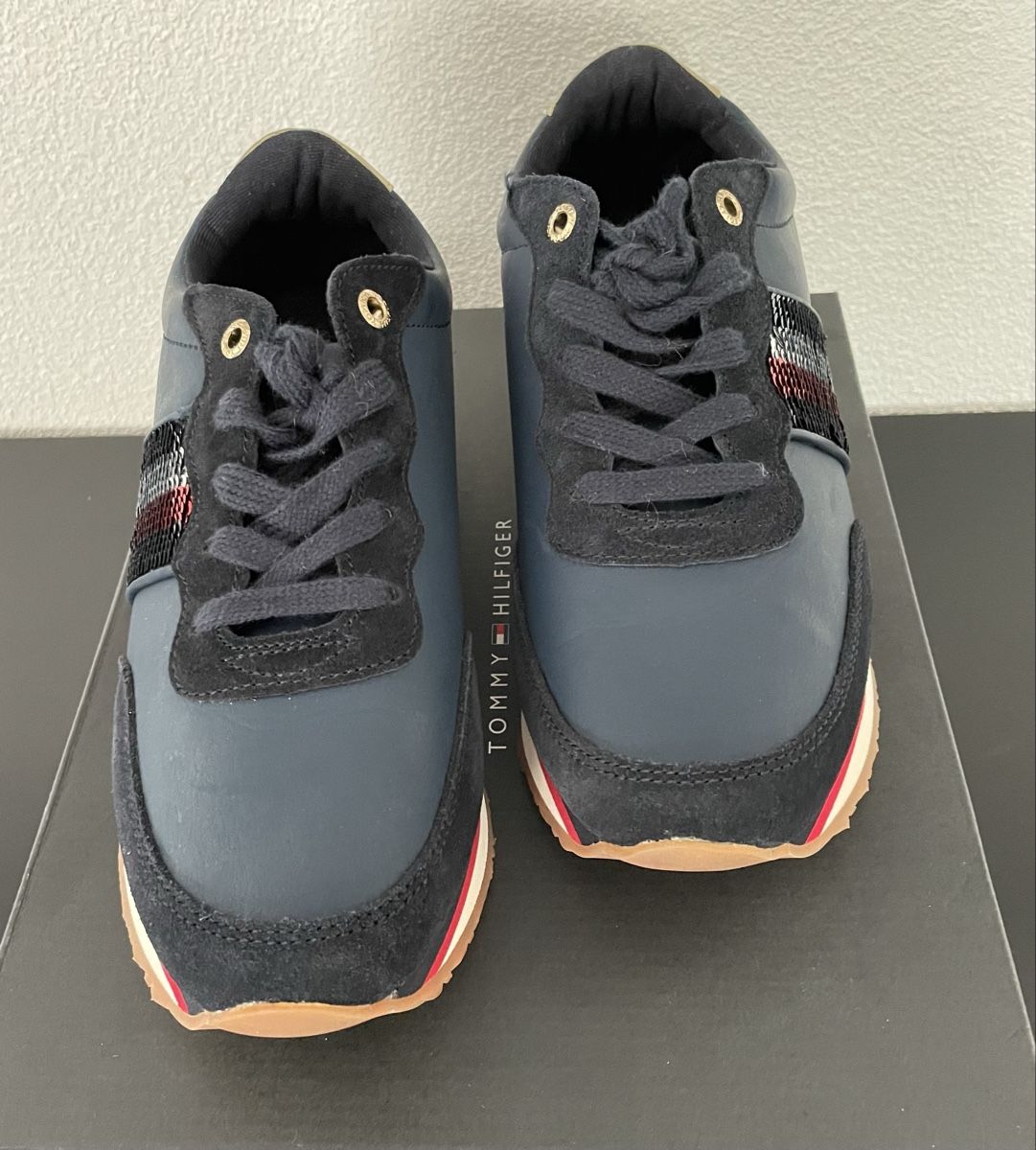 Tommy Hilfiger Chaussures femmes: Baskets Tommy Hilfiger   – D'occasion à Villars-le-Grand par Scaoli 1