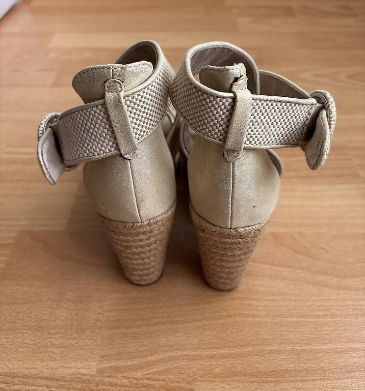 Scarpe da donna: Sommerschuhe Gr.39, Marke Tamaris – Usato da Weinfelden venduto da Irishtinker 2