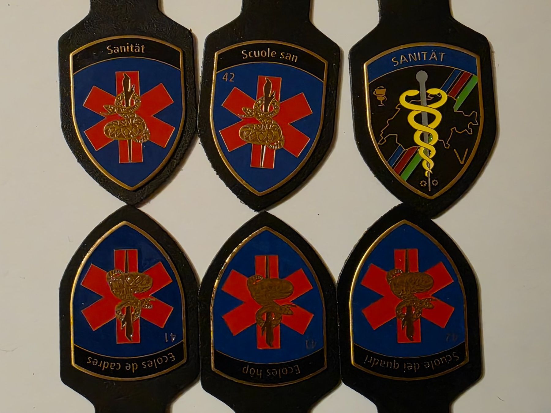Armée suisse Plaquettes & Badges: Sanitat Abzeichen 6 Stück Brustasche neu – Neuf (Voir description) à Nyon par freetoys08