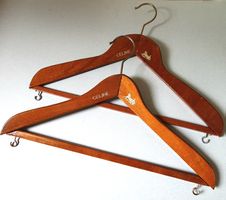 2 anciens cintres en bois CÉLINE
