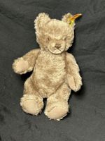 Steiff-Bär mit Knopf im Ohr und Fahne. Vintage.