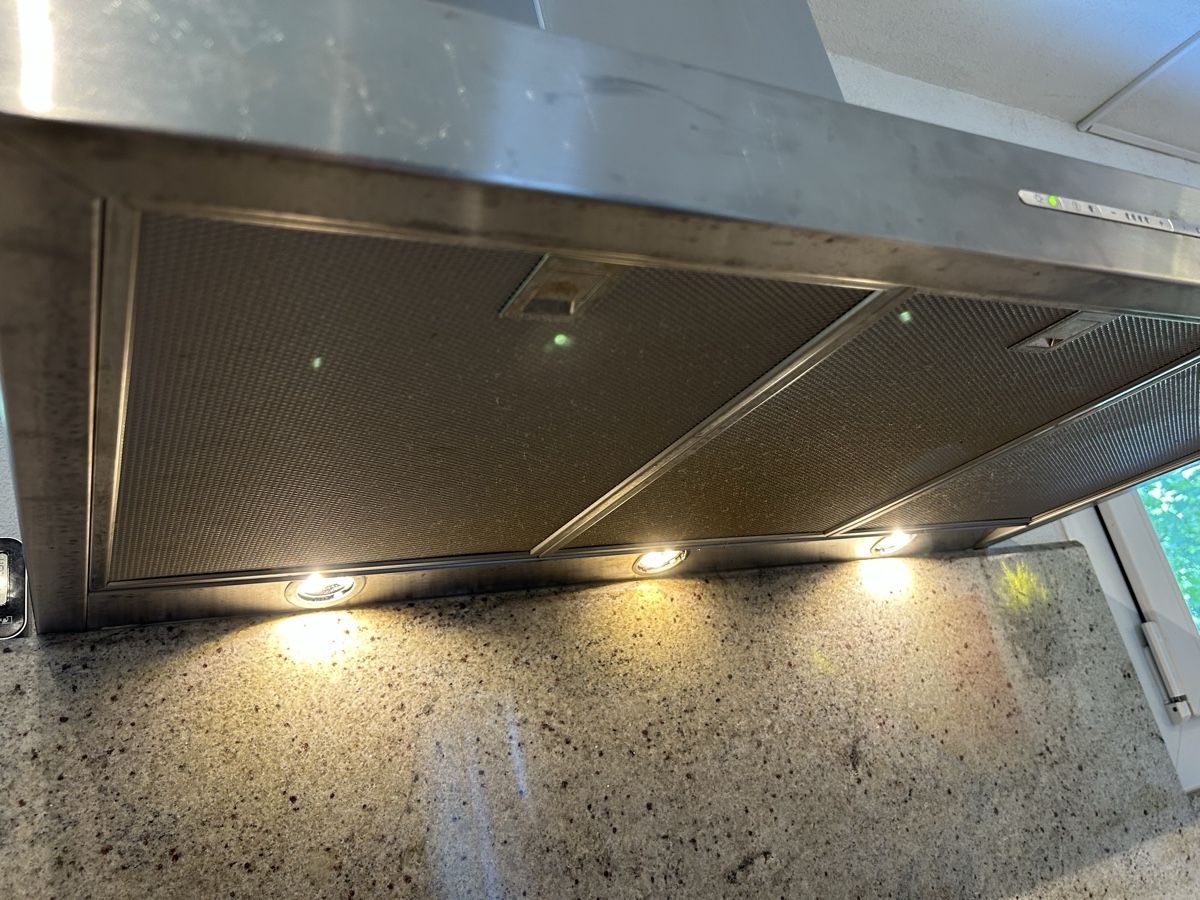 Miele Hottes de ventilation: Miele Dunstabzugshaube defekt  – Défectueux à Dietikon par BaNaDar 2