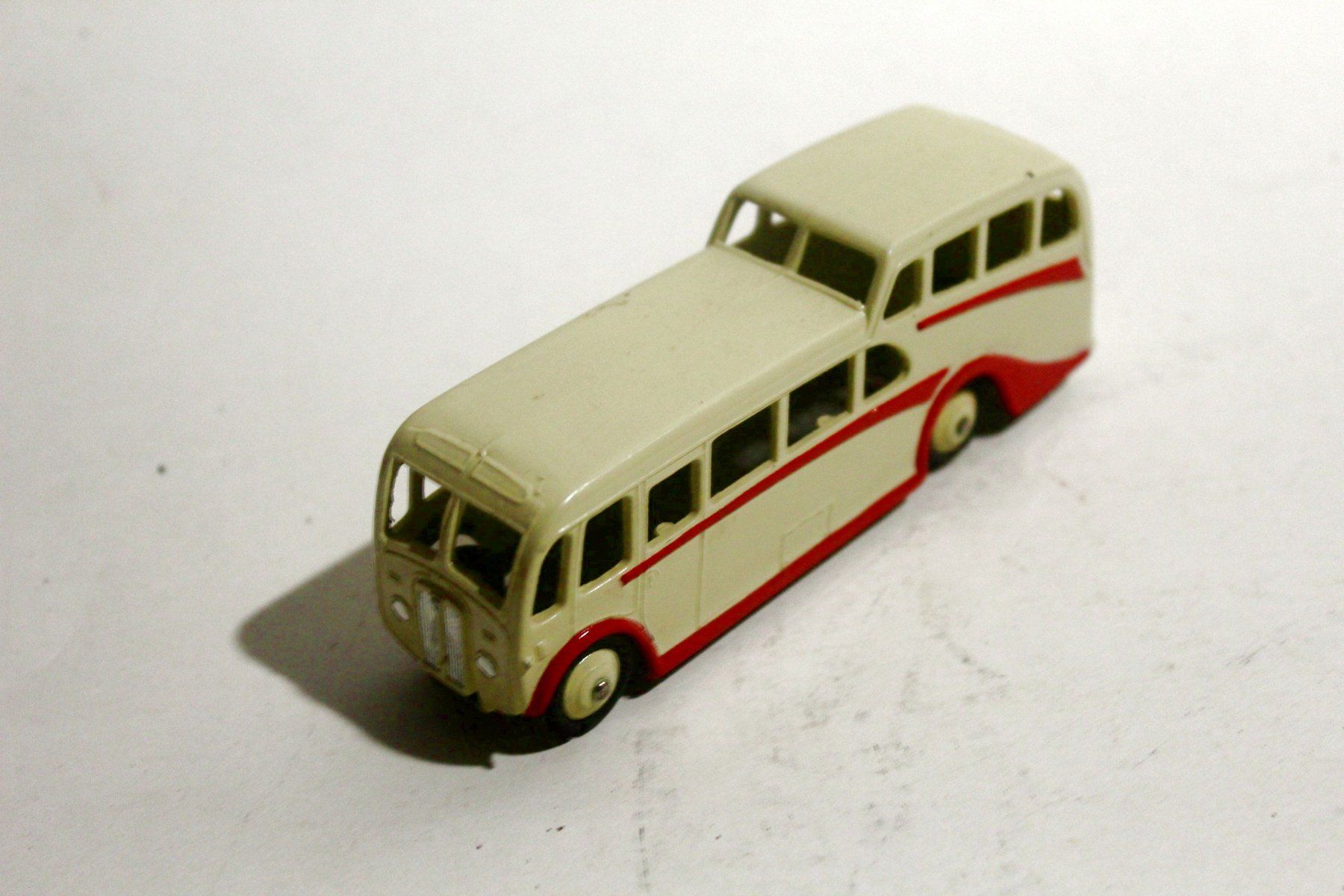 Dinky Toys Modellini d'auto: DINKY TOYS / MECCANO Observation Coach, creme/rot – Usato da Bern venduto da kultiges 3
