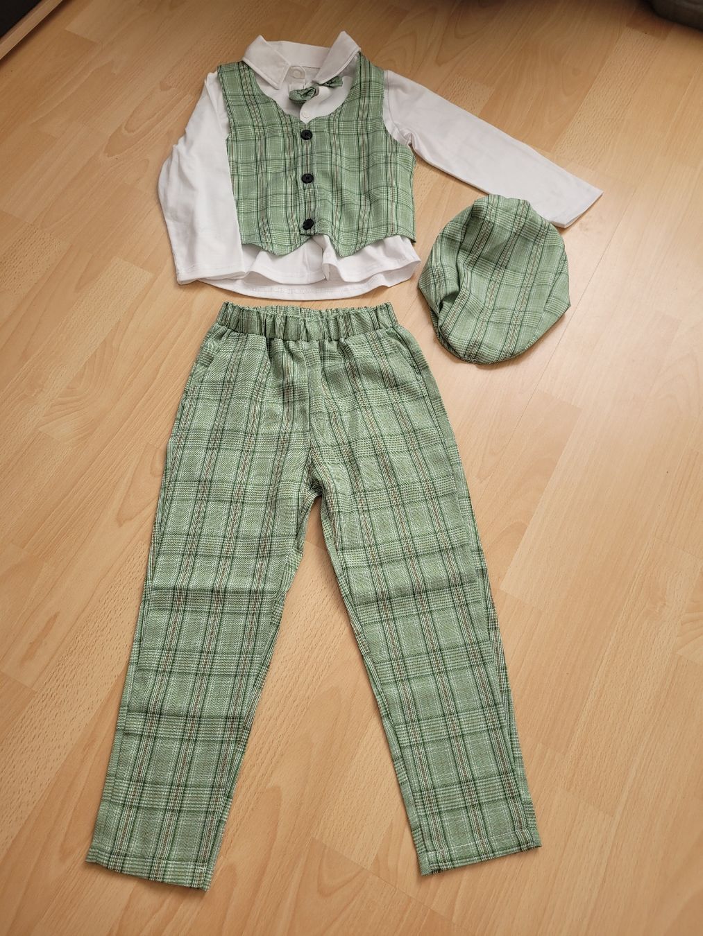 Lotti & Set di vestiti: Kleider Set Ostern gr. 110/116 – Usato da Inwil venduto da Flower2325